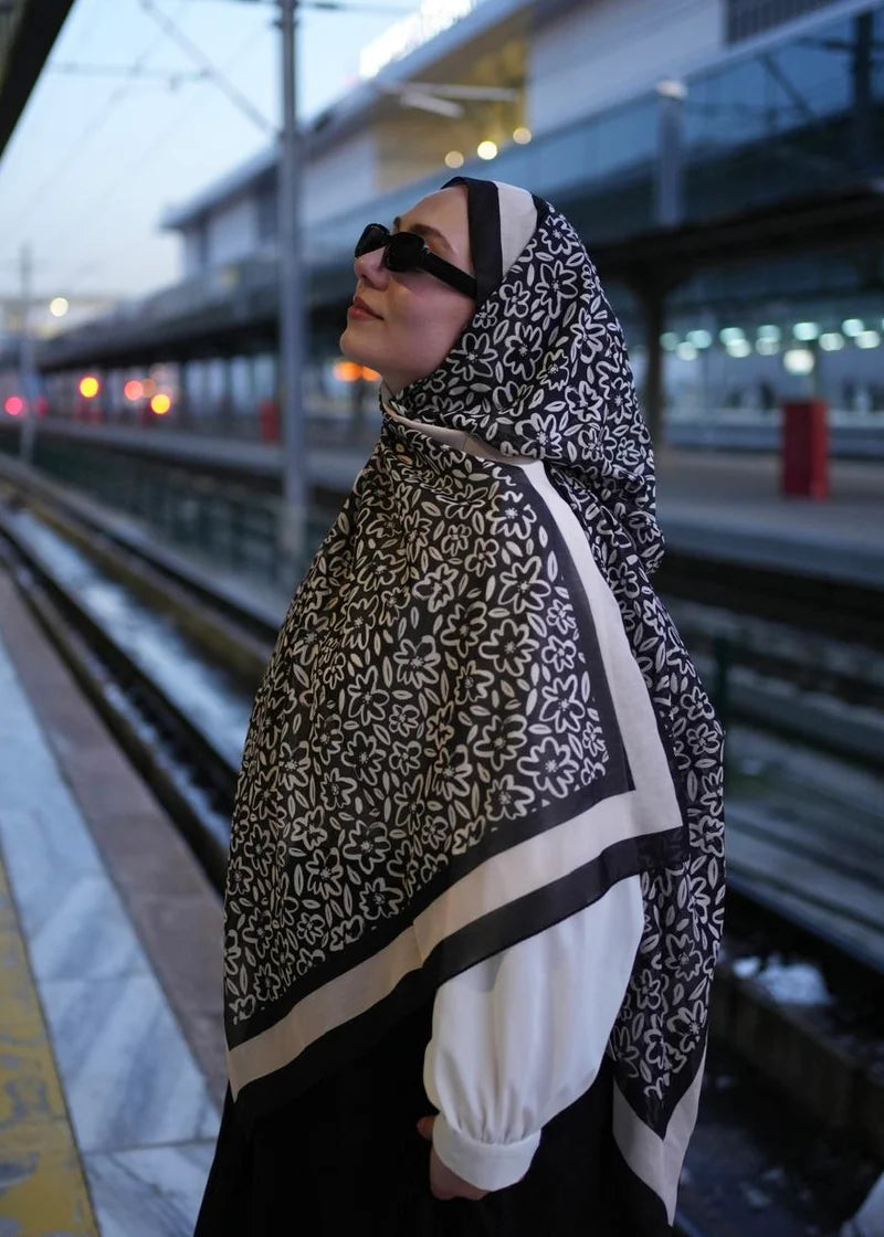 Flora Line Hijab - Black White